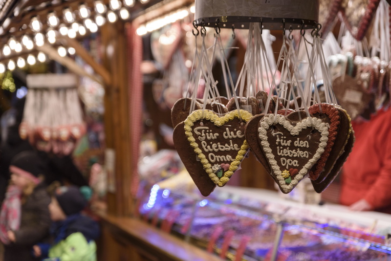 christmas decorations, text, retail, amusement park, gingerbread heart, large group of objects, food, sales stand, cookie, stand, bude, positive emotion