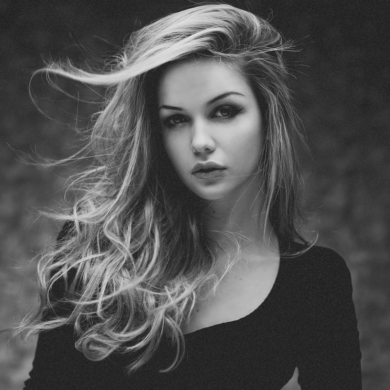 real people, beautiful woman, hairstyle, looking at camera, front view, tousled hair, fashion, young women, beauty, human hair, one person, wind, adult