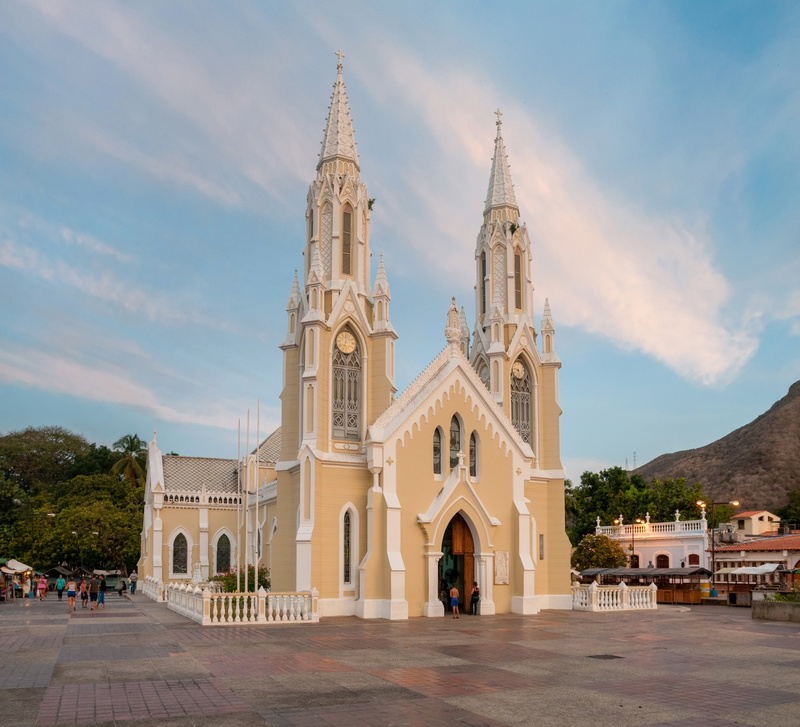 sky, travel destinations, the past, building, place of worship, belief, architecture, group of people, landmark, arch, basilica, church, incidental people
