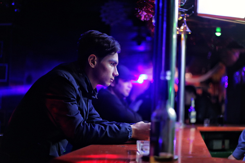 drink, 5K, music, bar counter, one person, night, food court, selective, worker, bar, human, purple, adult, happy hour, side view, night club, young adult