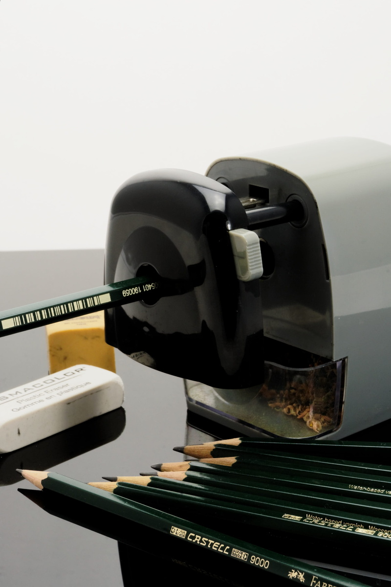 studio shot, tray, metal, close-up, spitzer, copy space, art, desk, stationery, technology, indoors, Lead, 2K, nature, no people, artists, freshness, Draw