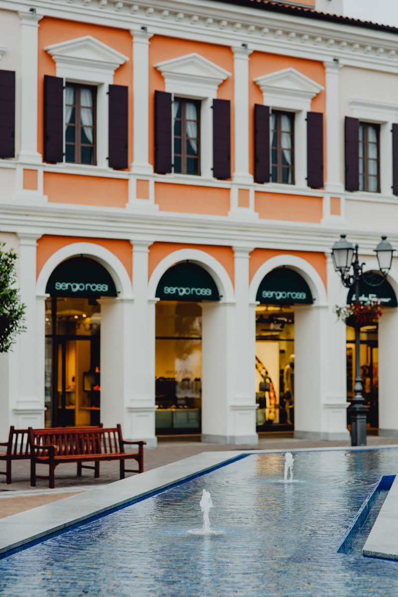 reflection, swimming pool, water, day, designer, city, Italy, designer outlet, architecture, entrance, outlet, 4K, building exterior, absence, piave, building