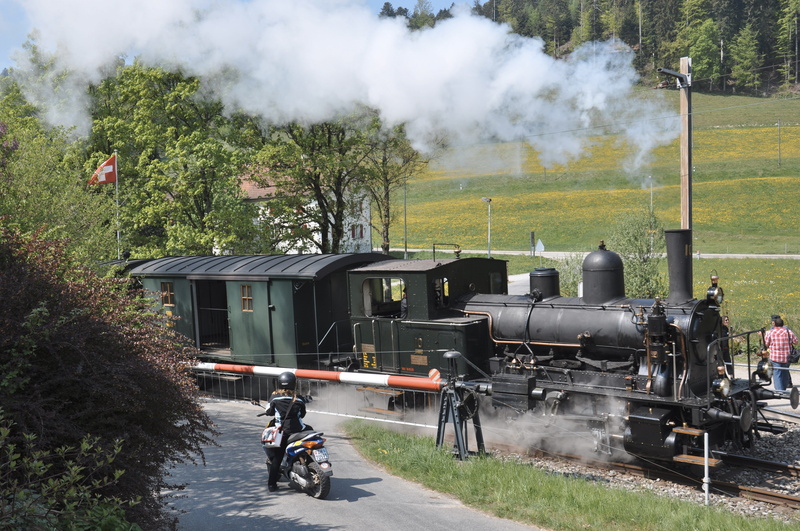 emitting, locomotive, land vehicle, building exterior, plant, outdoors, cylinder steam, 4K, train, day, dvzo, architecture, bahnschranke, tree, transportation