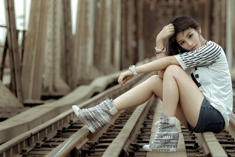 jean shorts, fashion, casual clothing, women, women outdoors, 1080P, beautiful woman, hairstyle, sitting, young adult, adult, shoe, young women, portrait