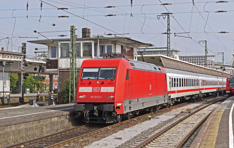 quick driving locomotive, rail transportation, outdoors, power supply, nature, rail traffic, built structure, 4K, electric locomotive, building exterior