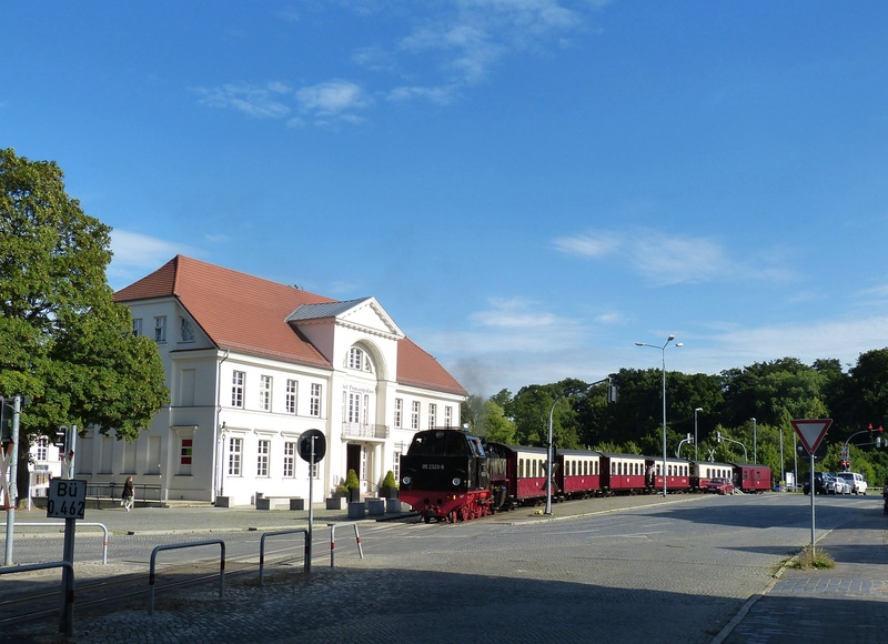 rail traffic, blue, train, row house, railway, architecture, 2K, bad doberan, traffic, city, transport, day, sunlight, steam locomotive, cloud - sky, sky