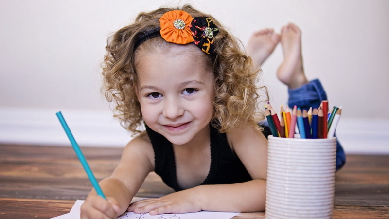 crayon, hair, girl, stand, drawing - Art Product, lifestyles, draw, front view, multi Colored, tank, jewelry, caucasian Ethnicity, desk organizer, sitting