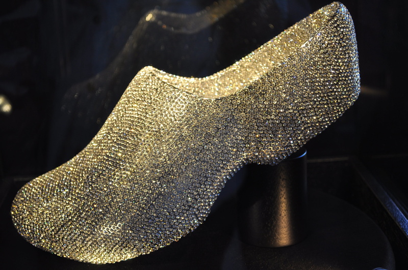 reptile, vertebrate, nature, art and craft, close-up, 4K, no people, animal body part, Diamond, still life, Shoe, creativity, animal themes, focus on foreground