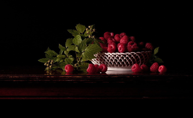 healthy eating, indoors, freshness, no people, table, strawberry, flowers, wood - material, berry fruit, food and drink, studio shot, red, petaled, wellbeing