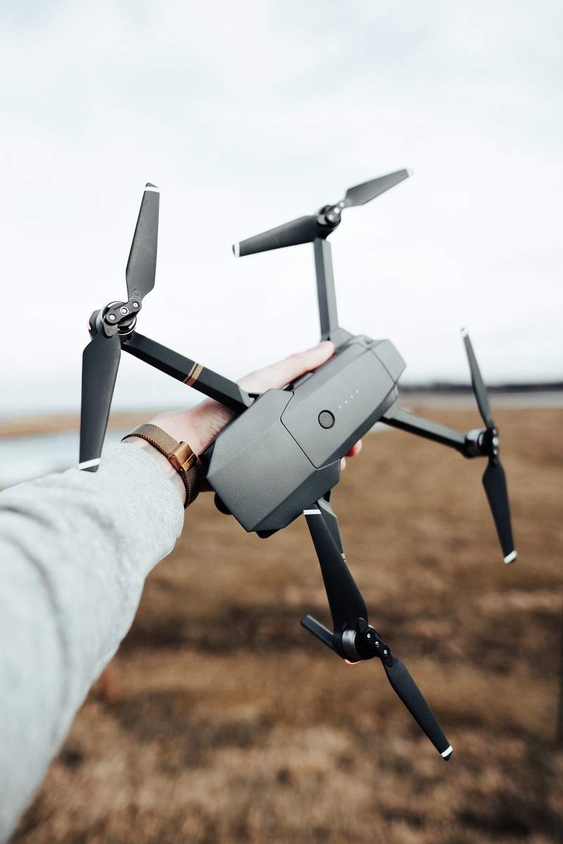 outdoors, real people, propeller, engine, mavic pro, handle, hand, day, one person, vehicle, close-up, rotor, machine, finger, 5K, dji, human body part
