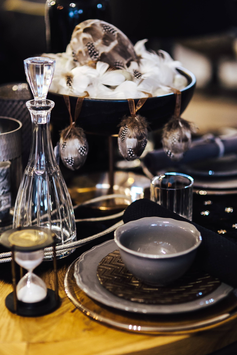 feathers, crockery, close-up, white, table, decorated, household equipment, no People, plate, elegant, restaurant, glass, setting, dinner, posh, Fancy