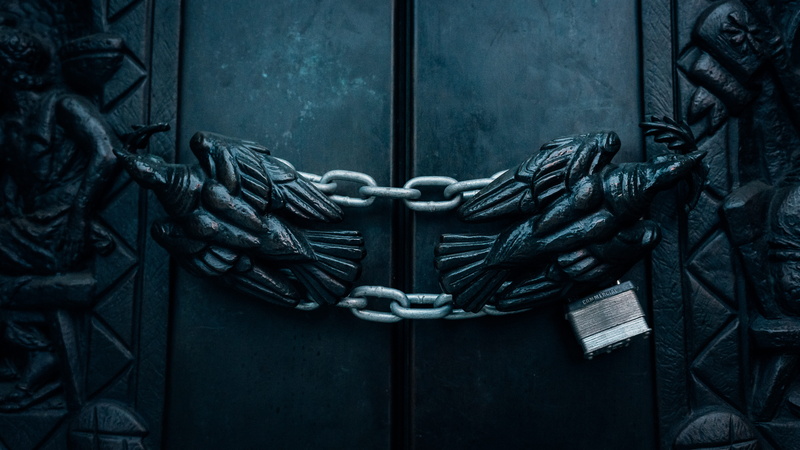security, door, day, locked, safety, bald, gate, closed, chain, security system, strength, padlock, close-up, 5K, no people, privacy, lock, eagle, protection