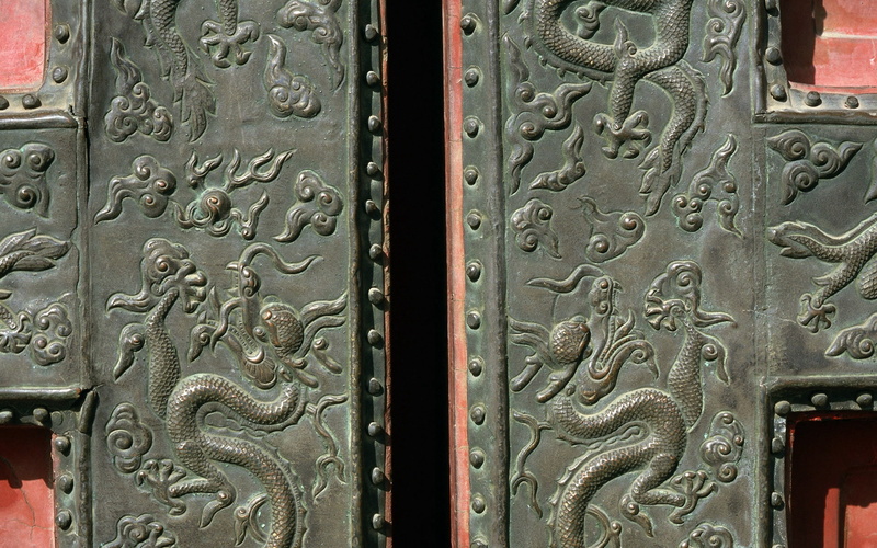 ornate, design, metal, entrance, outdoors, built structure, pattern, day, 1080P, close-up, representation, religion, dragon, craft, patterns, place of worship
