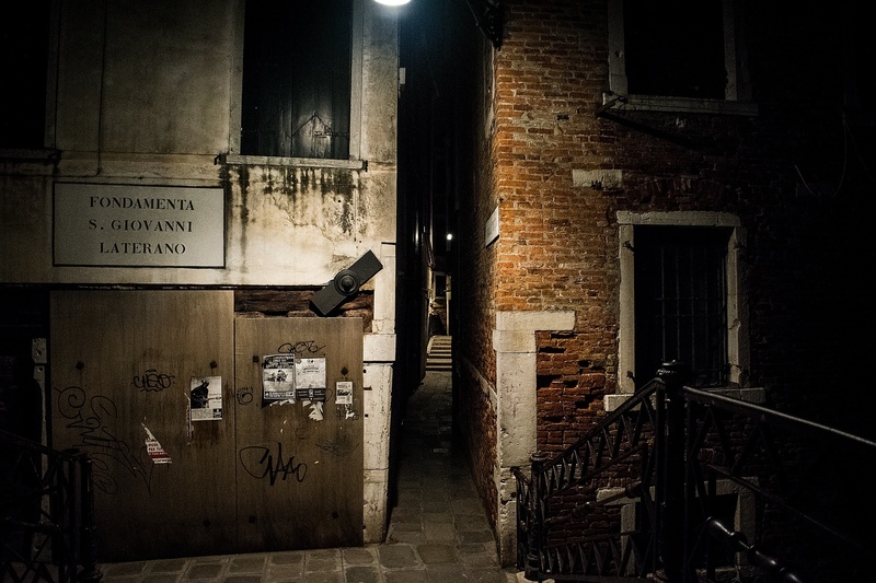 building, wall, text, information, vista, building exterior, alley, old, sign, venice, brick wall, day, outdoors, box, communication, 1080P