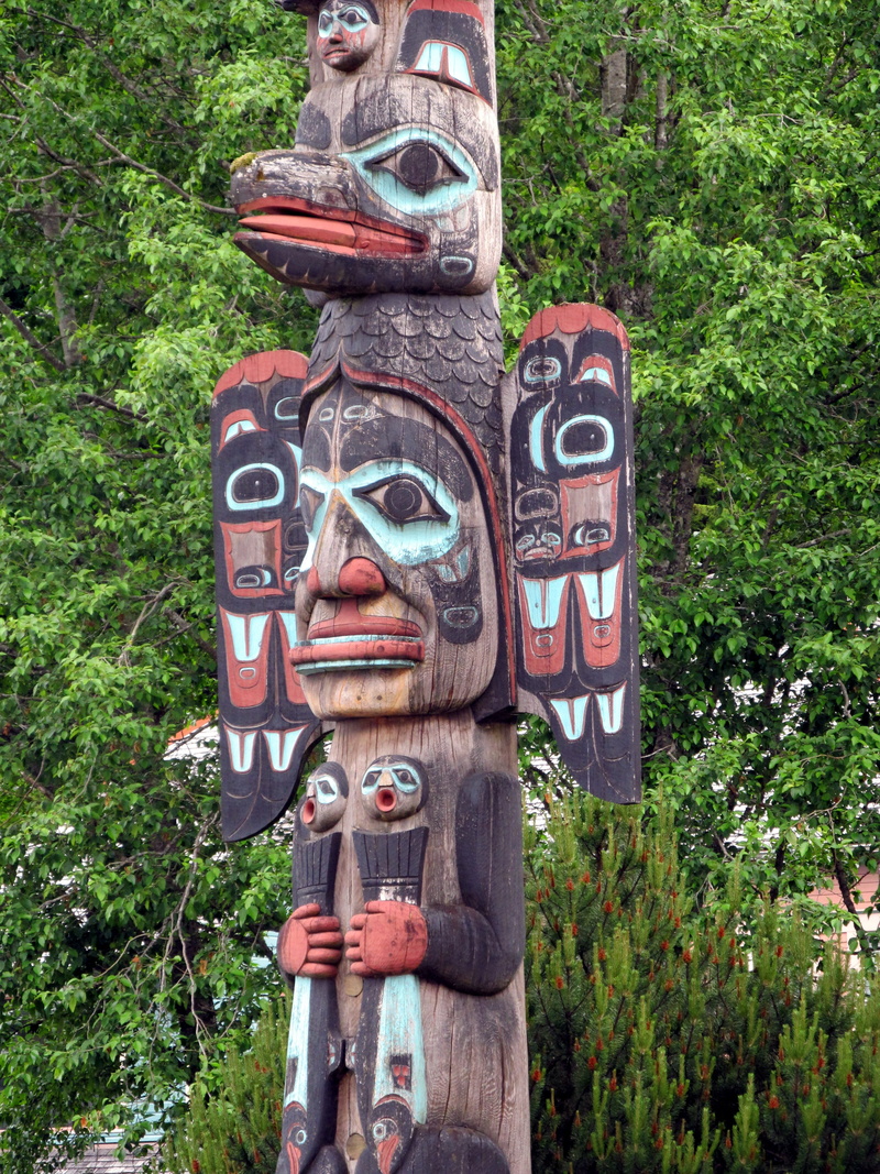 metal, Faces, outdoors, symbol, green color, culture, Pole, decor, powwow, communication, Totem, rusty, 4K, growth, wooden, close-up, ethnic, field, tradition