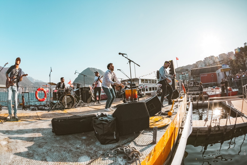 singer, day, guitars, musicians, people, event, audience, music, photo, group, concert, copy space, nautical vessel, sunglare, instruments, outdoors, daylight