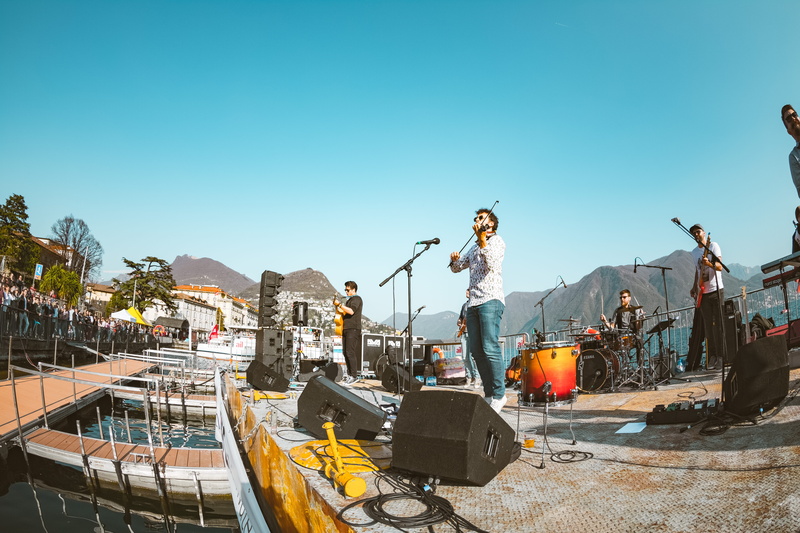 men, violin, concert, playing, adults, real people, music, event, play, clear sky, artists, performance, crowd, young adult, guitars, building exterior