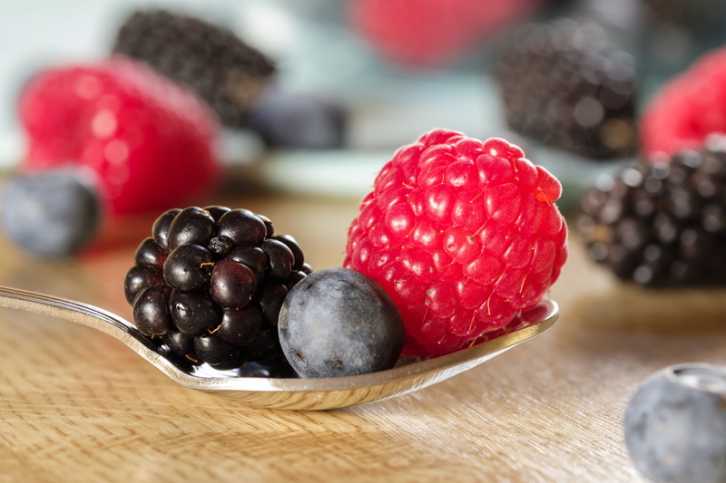 indoors, group of objects, black berry, red, bickbeere, 5K, still life, food and drink, zeckbeere, vitamins, berry fruit, table, food, besing, hay berry