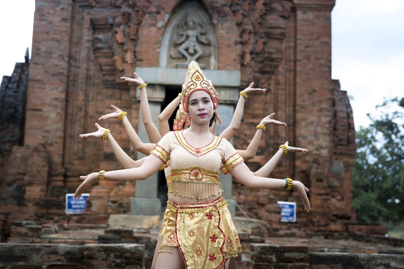 day, outdoors, traditional wear, women, dress, architecture, people, dancing, statue, ceremony, religion, 5K, outfit, celebration, position, focus on foreground