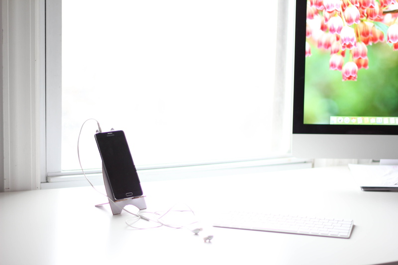 computer equipment, desk, board, copy space, no people, furniture, 5K, blank, binder, laptop, entertainment, computer, business, table, art, design, digital
