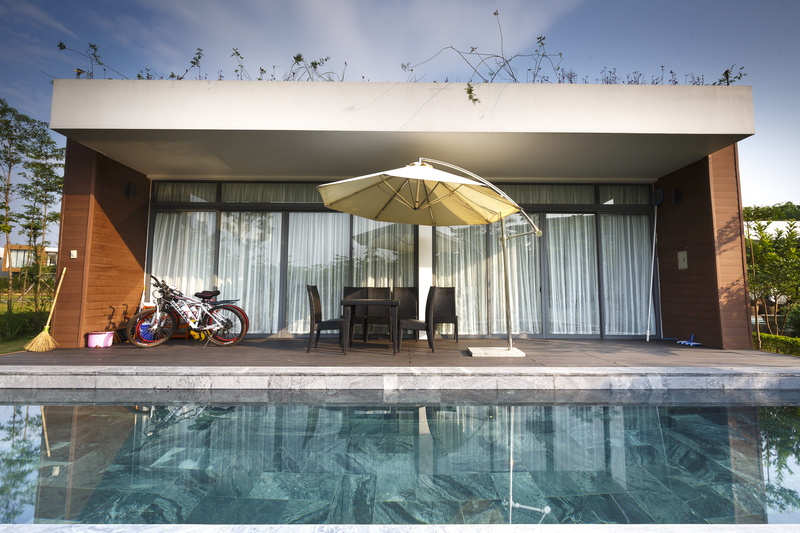 5K, daylight, sky, tourist resort, near, glass panel, modern, day, dug-out pool, water, sunlight, parasol, pool, nature, swimming pool, chair, poolside