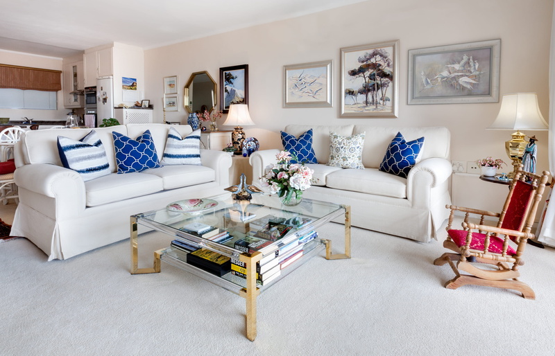 home showcase interior, interior, home interior, inside, lamp, electric lamp, domestic room, pillow, clean, vase, home, white, 2K, cushion, lighting equipment