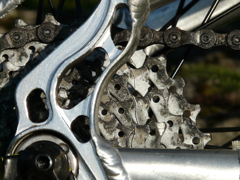 2K, wreath, focus on foreground, gears, day, chain, macro, iron - Metal, still life, construction, metal, outdoors, land vehicle, Wheel, gear, chainrings