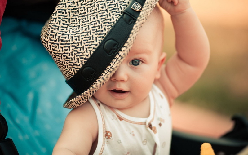 black, front view, beige, babyhood, focus on foreground, happiness, toddler, 1080P, headshot, real people, fedora, portrait, childhood, child, innocence