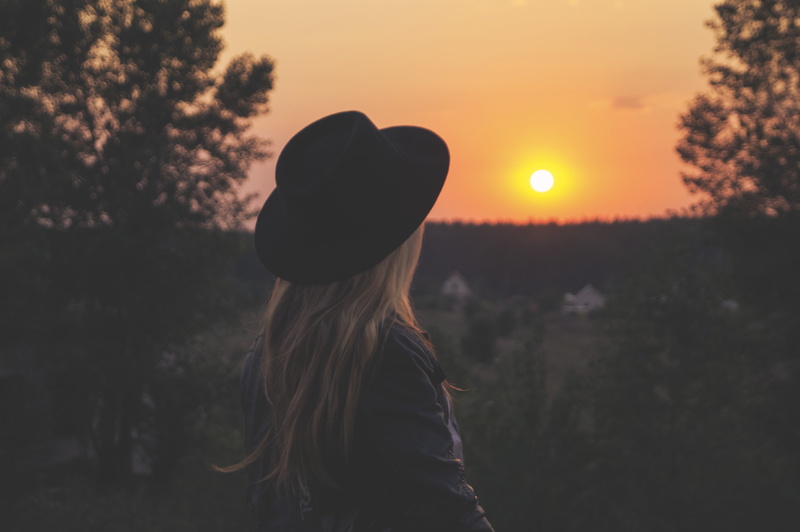 profile view, person, dawn, fedora, evening, blond hair, dusk, lifestyles, girl, nature, one person, sunset, hat, side view, back view, orange color, landscape