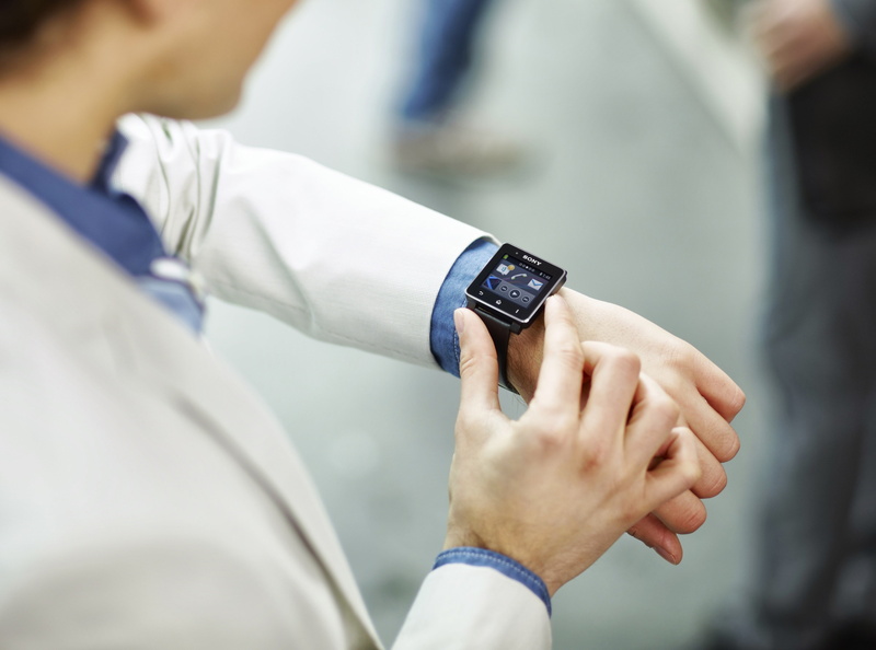 focus on foreground, wearable computer, healthcare and medicine, hand, day, one person, sony smartwatch 2 sw2 4k  for computer screen, men, time, checking the time