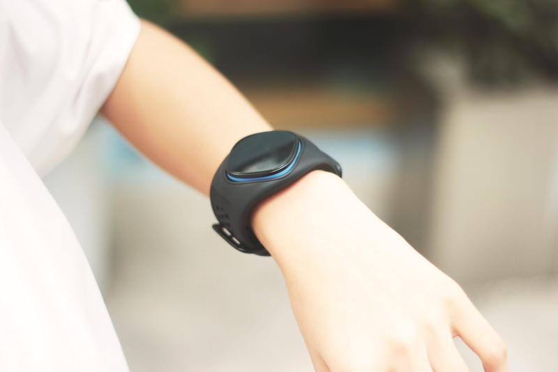 unrecognizable person, Hand, one person, limb, women, wearable computer, Sports, human limb, holding, exercising, human hand, Arm, finger, 5K, adult, body part
