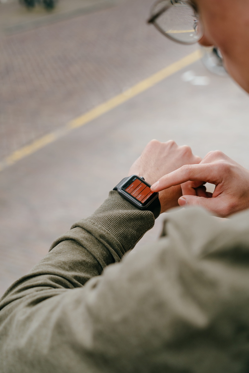 finger, selective focus, smartwatch, 4K, man, wearable computer, body part, focus on foreground, human hand, hand, outdoors, men, holding, real people