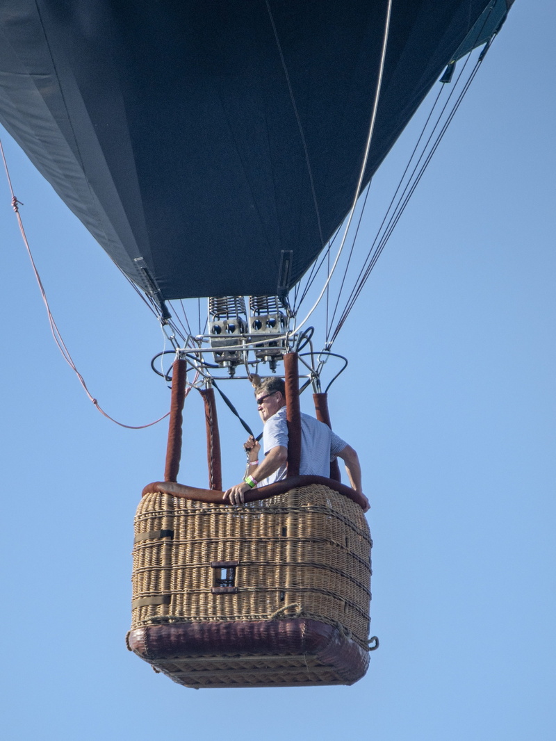 real people, mode of transportation, clouds, transportation, weightless, flying, blue, ballooning, pil ot, transport, clear sky, 2K, people, balloon, basket