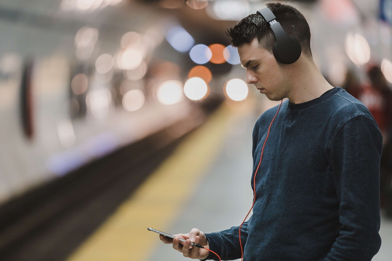 portable information device, communication, smart phone, real people, action, technology, young men, young adult, blur, adult, man, casual clothing, fashion