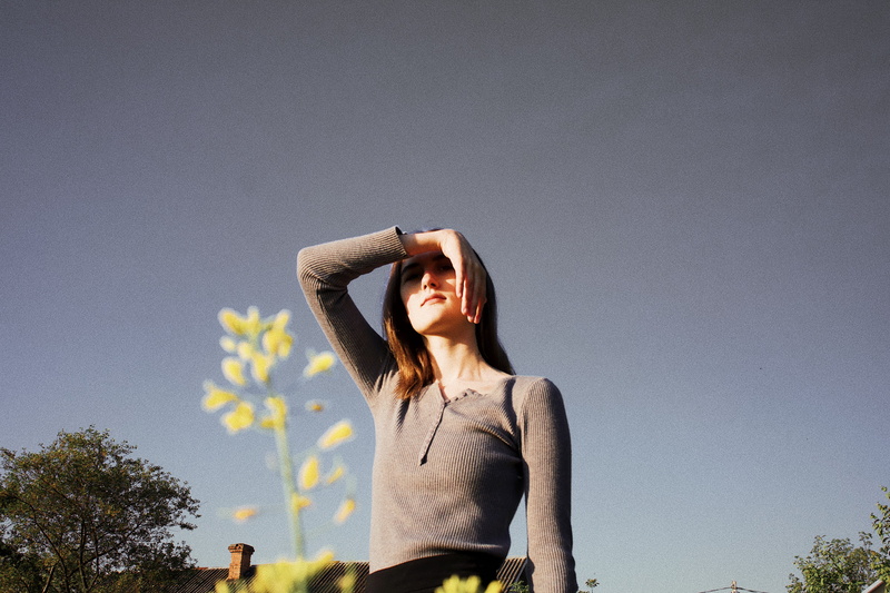 waist up, sleeved, casual clothing, summer, mouth open, sunlight, women, human arm, near, sky, plant, female, hair, real people, green, long, flower, grey