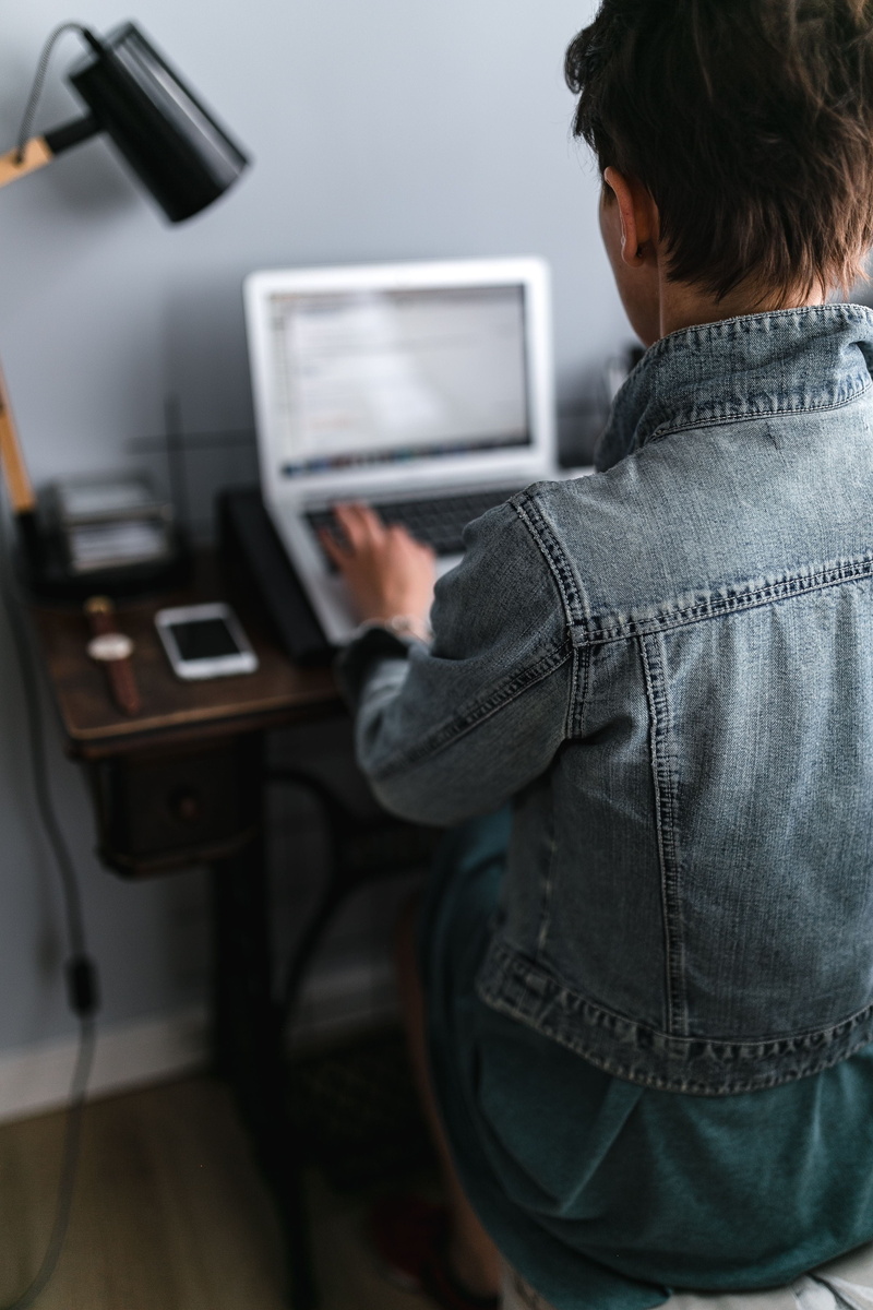 wireless technology, holding, technology, typing, caucasian Ethnicity, people, macbook air, one Person, males, 4K, laptop, casual Clothing, sitting, connection