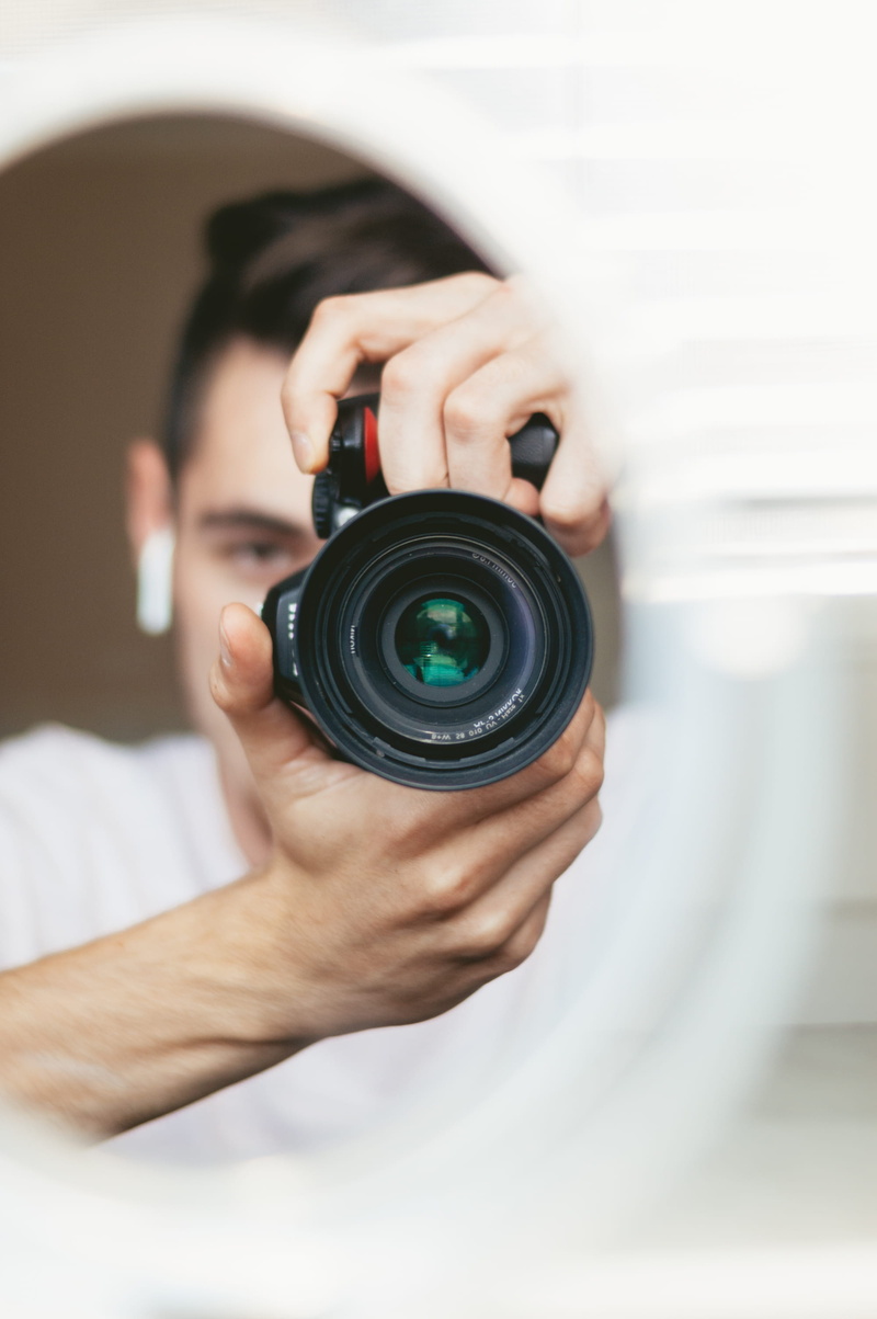 young man, digital Camera, hobbies, selective, close-up, photographer, selfie, looking, studio Shot, camera len, photography, airpod, photographic Equipment