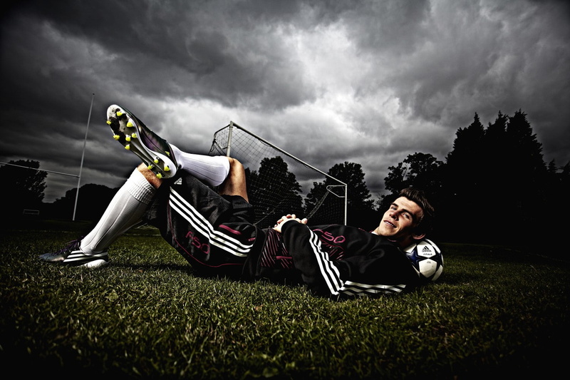 bale, s, lying down, 720P, madrid, men, long, real madrid, gareth, sleeve, real, grass, smile, lying, black, jersey, white, gareth bale, soccer