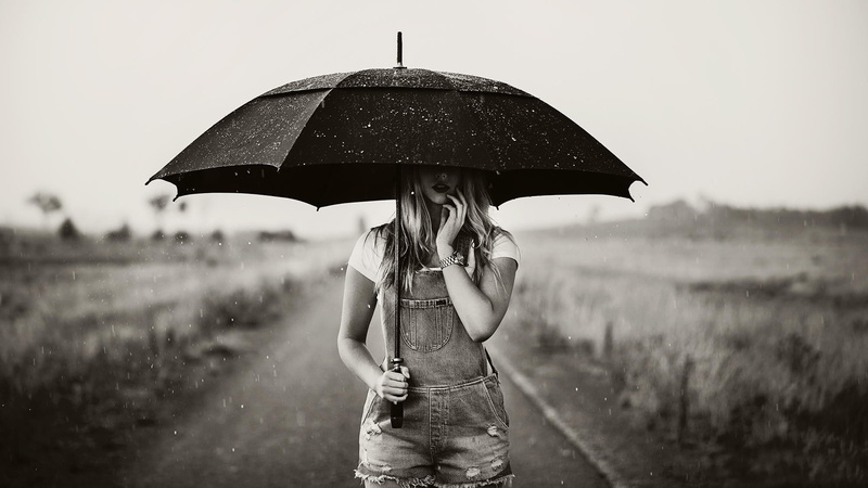 women outdoors, 1080P, covered face, women, monochrome, umbrella, blonde, T-shirt, overalls
