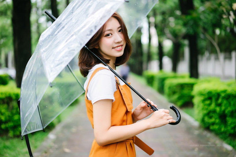 depth of field, smiling, overalls, side view, brunette, looking at viewer, umbrella, women outdoors, Asian, 1080P, trees, model, portrait, women