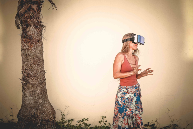 lifestyles, holding, leisure activity, virtual reality headset, wireless technology, wear, adult, looking, one person, lady, female, tank, top, virtual reality simulator