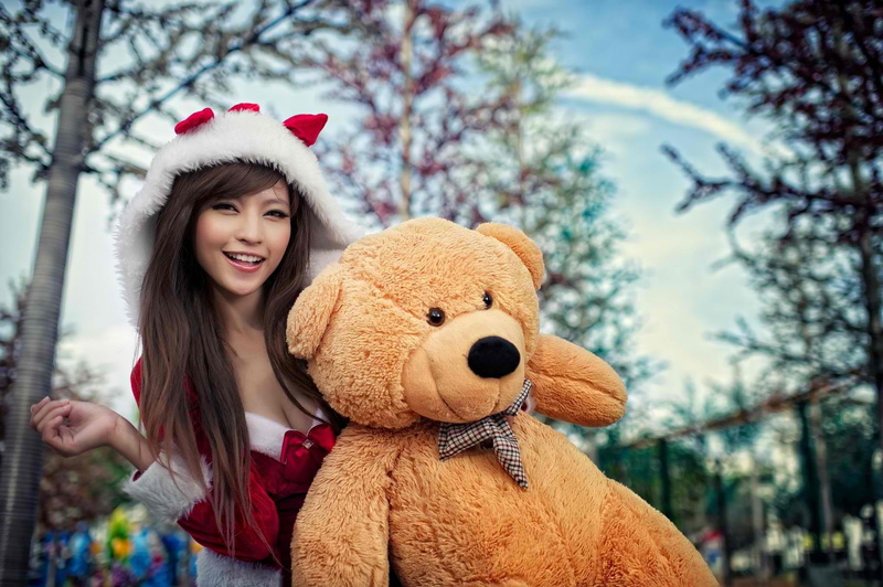 stuffed toy, day, Asian, Santa costume, lifestyles, outdoors, hat, winter, model, emotion, one person, teddy bear, women, long hair, wavy hair, hairstyle