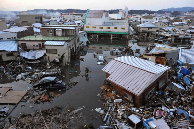 no people, demolished, floating on water, dirty, water pollution, unhygienic, garbage, water, dirt, social issues, Photography, building exterior, environmental damage