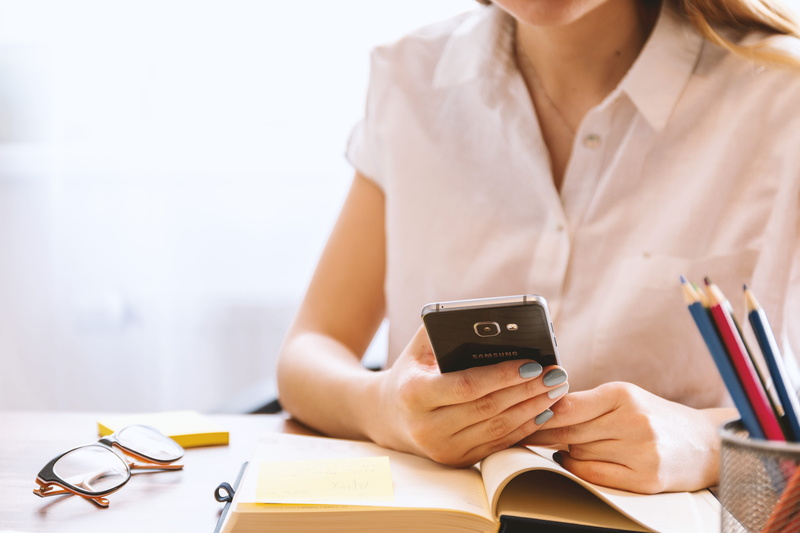 mobile phone, wireless technology, 5K, one person, smartphone, young, sitting, women, connection, holding, copy space, human hand, occupation, office