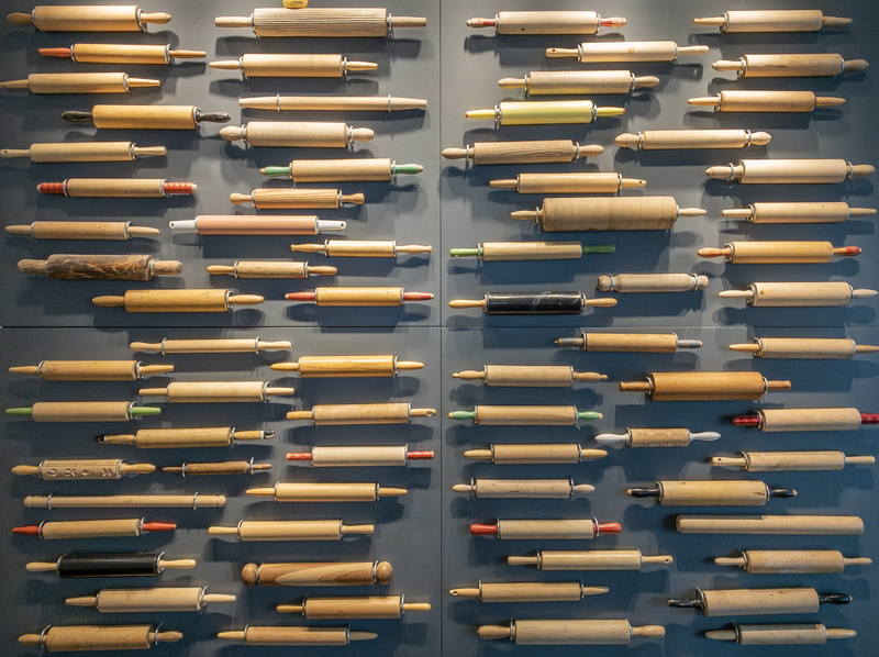 wooden, bird, in a row, bakery, close-up, torpedo, macaw, side by side, weapon, abundance, bullet, ammunition, full frame, bomb, lot, pin, animal, parrot