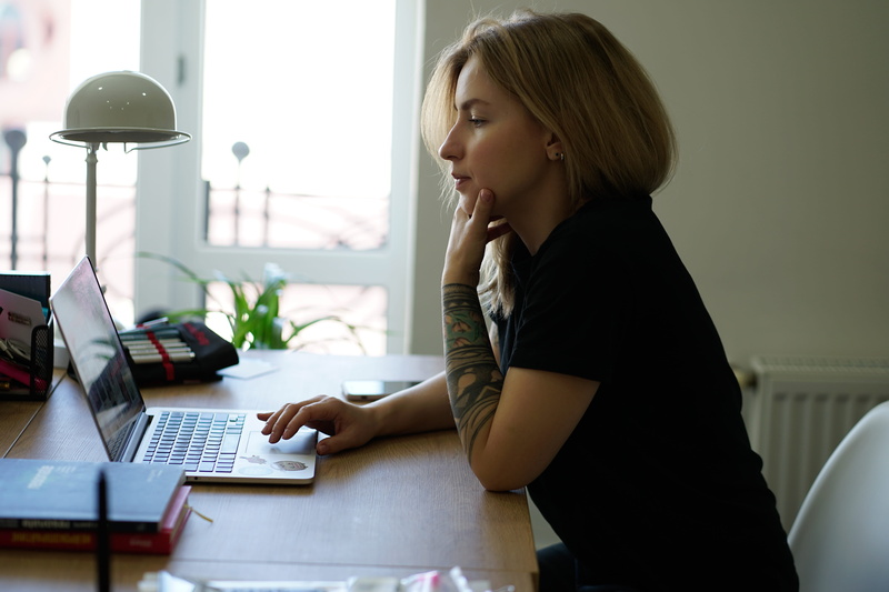 computer keyboard, person, facing, connection, computer, electric lamp, furniture, text, hairstyle, table, 5K, display, chair, wireless technology, female