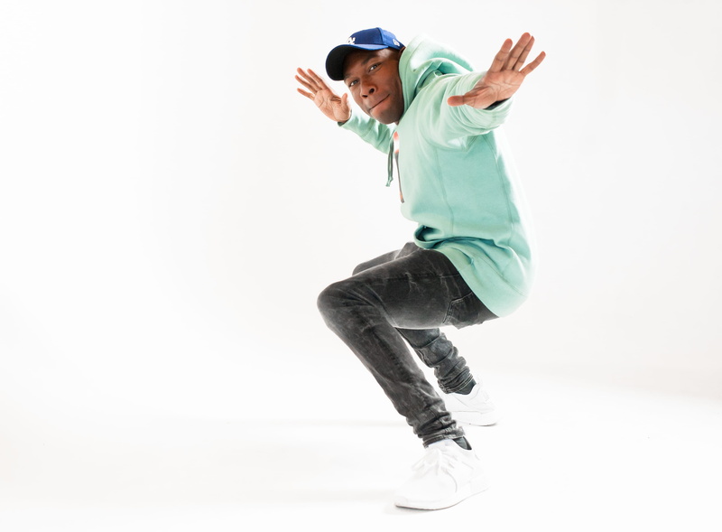 young adult, studio, lifestyles, copy space, man, hat, jumping, studio shot, motion, indoors, human limb, full length, stand, human arm, vitality, crouching