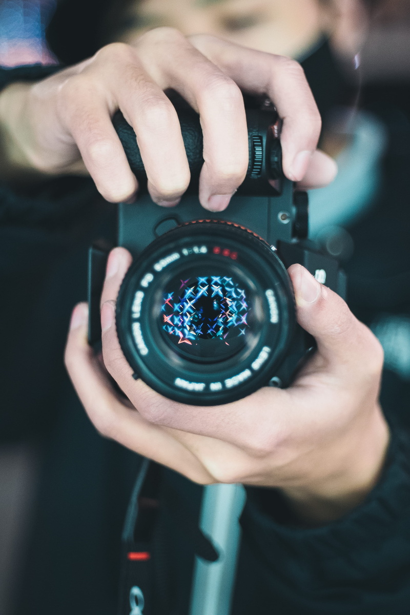 mirrorless, canon, blur, close-up, real people, holding, sony, len, focus on foreground, indoors, bokeh, camera, hand, men, human hand, a7, technology