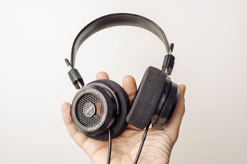 headset, 5K, human limb, white background, women, adult, human body part, person, music, young adult, speaker, electrical equipment, arts culture and entertainment