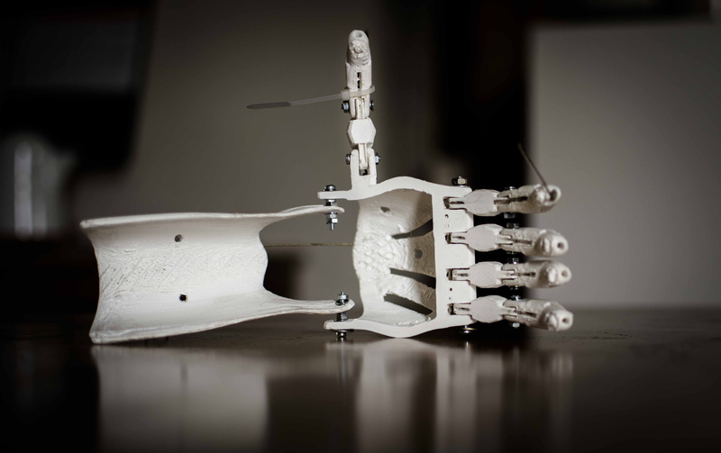 machine part, druk, prostetic, studio shot, machine, metal, print, shadow, 3d, 3d printer, photo, table, indoors, day, dark, me, sewing, equipment, proteza